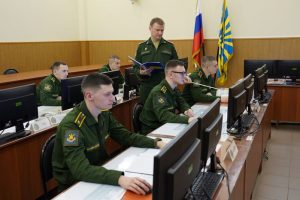 Будущие выпускники академии учатся защищать небо страны.