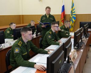 Будущие выпускники академии учатся защищать небо страны.