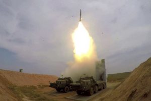 В обстановке, приближенной к боевой