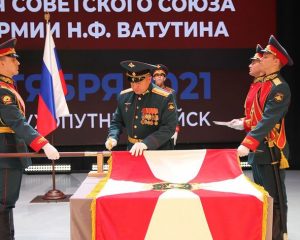 Во время церемонии крепления полотнища флага к древку. Фото БГТУ имени В.Г. ШУХОВА.