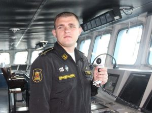 Инженер БЧ-4 старший лейтенант Денис ЛУТ проверяет работу канала связи.
