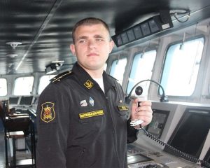 Инженер БЧ-4 старший лейтенант Денис ЛУТ проверяет работу канала связи.