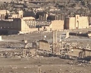 Российские тележурналисты, побывавшие на днях в этой провинции, рассказывают, что власти продолжают усилия по восстановлению инфраструктуры города Тадмор, расположенного в оазисе посреди Сирийской пустыни в 215 километрах к северо-востоку от Дамаска. Руины древней Пальмиры, Всемирного наследия ЮНЕСКО, находятся всего на расстоянии около 500 метров к юго-западу от современного центра города. Хасан укладывает плитку из того же материала, из которого его предки строили этот гостевой дом в Пальмире. Осталось ещё немно- го – и здание, разрушенное бомбёжками, снова сможет принимать своих постояльцев. Рабочие усердно трудятся каждый день, приближая трогательный момент открытия. «Нам осталось отремонтировать пару помещений и сделать небольшое кафе на террасе, на втором этаже. Всё остальное готово», – говорит Махмуд Асад. Здесь уже практически всё восстановлено, как и было прежде. В этом гостевом доме всего 12 номеров. До войны он пользовался популярностью у постояльцев из других стран. Пока идёт финишная отделка, гостевой дом уже принял первых посетителей. Это группа учёных из Российской академии наук. Владелец дома говорит, что будто заново родился. «Эта стройка вернула мне и вообще горожанам надежду на то, что Тадмор скоро станет прежним. Я уже и не помню, когда работал с таким хорошим настроением, как сейчас, на этом объекте. Мы всё сделаем для того, что бы вернуться к нашему образу жизни», – пообещал каменщик Хасан Хайдар. «Невеста пустыни» – Пальмира спустя три года после освобождения от боевиков «Исламского государства» (террористическая организация, запрещённая в РФ) снова начинает приобретать свой прежний облик. Пока одни готовят дома и улицы к приезду туристов, другие готовятся их встречать и развлекать. Можно сказать, что культурная жизнь уже вернулась в Пальмиру. В её древних амфитеатрах, как и раньше, проводят спектакли и дают концерты. Знаменитая на весь мир акустика этих античных сооружений всё такая же, как и тысячу лет назад. «Здесь всегда проводились лучшие концерты, мероприятия международного уровня. Мой оркестр приехал сюда впервые за все последние годы, и это, конечно, невероятное ощущение. Пальмира для меня и многих других музыкантов – источник вдохновения, она нам очень нужна», – заверил начальник оркестра Хасан Аль-Абад. Послушать эти концерты раньше приезжали люди со всего мира. Как только гостиницы будут достроены, в некогда прекраснейшем городе Сирийской пустыни снова ждут наплыва туристов. Поэтому огромное значение имеет и восстановление инфраструктуры. Городская больница уже работает практически в полноценном режиме. В ней функционируют диагностический кабинет, рентген, лаборатория анализов. Обновлена операционная, в родильном отделении стоит новейшее оборудование, а в реанимации дефибрилляторы и аппарат ИВЛ. Но пока остаётся проблема с персоналом. «До войны тут было 14 врачей и 325 младших медиков, а сейчас из врачей только я один и 150 младших медиков. Большинство уехали, кто-то ушёл на пенсию по старости, кто-то погиб», – признался главврач больницы в Пальмире Валид Аули. Конечно, жители пока надеются на внутренних туристов из Дамаска, Хомса, Латакии и других значимых городов, но в скором времени готовы будут принять и соседей из Иордании, Ливана и остальных арабских стран. В городе уже открыты несколько СТО для ремонта машин. Конечно, пока Пальмира не совсем может предстать перед гостями в своей величественной красоте. Послевоенные пейзажи здесь ещё видно повсеместно, но жители рассчитывают со временем всё восстановить. А пока главное – разместить туристов и обеспечить доступ в Старый город. Наша справка. В настоящее время в 345 населённых пунктах провинций Алеппо, Дамаск, Дейр-эз-Зор, Деръа, Латакия, Ракка, Хама, Хомс, Эль-Кунейтра и Эс-Сувейда ведутся работы по восстановлению и ремонту 2673 жилых домов, 225 школ, 178 дошкольных и 243 медицинских учреждений, 211 хлебопекарен, 203 электроподстанций, 283 водонасосных станций и 89 культовых сооружений. * * * Российский Центр по примирению враждующих сторон и контролю за перемещением беженцев в САР продолжает работу, направленную на невоенное разрешение конфликта и оказание всесторонней помощи сирийским гражданам в восстановлении мирной жизни. На днях представителями ЦПВС была проведена гуманитарная акция в населённом пункте Тасиль провинции Дамаск, в ходе которой населению выдано 500 продовольственных наборов общим весом 4,1 тонны. Всего с начала процесса урегулирования российским ЦПВС проведено 3027 гуманитарных акций. Сирийским гражданам доставлено и распределено 5298,86 тонны продовольствия, бутилированной воды и предметов первой необходимости. Продолжается выполнение положений российско-турецкого меморандума о взаимопонимании», принятого 22 октября 2019 года. На минувшей неделе состоялось очередное совместное российско-турецкое патрулирование в провинции Хасеке от пункта пропуска «Шейрек» до Киддла и обратно. Как сообщил на брифинге в пятницу заместитель руководителя российского ЦПВС контр-адмирал Вадим Кулить, на участке трассы М4 между населёнными пунктами Айн-Иса (провинция Ракка) и Телль-Тамер (провинция Хасеке) российской военной полицией за сутки обеспечено безопасное перемещение 863 человек и 391 автомобиля. В юго-западной провинции проводятся мероприятия по стабилизации обстановки. При посредничестве российского ЦПВС в населённых пунктах Альма, Эс-Савара, Эль-Харак, Бусра-Эль-Харири, сказал на брифинге в субботу контр-адмирал Вадим Кулить, за сутки урегулировали свой статус 246 человек, сдано 86 единиц оружия, более 1 тыс. боеприпасов. Днём ранее в этих же населённых пунктах урегулировали свой статус 199 человек, ими сдано 108 единиц оружия и свыше двух тысяч боеприпасов. * * * Шестой раунд дискуссий малой группы Сирийского конституционного комитета завершился в пятницу в Женеве. После девятимесячного перерыва делегаты в течение пяти дней, с 18 по 22 октября, обсуждали принципы, которые должны быть в новой конституции Сирии. В частности, речь шла о закреплении верховенства права, разделении властей, положении армии и государственных служб безопасности, борьбе с терроризмом и экстремизмом. В состав малой, или редакционной, группы Сирийского конституционного комитета (ККС), поясним, входят 45 делегатов – по 15 от правительства, оппозиции и гражданского общества. В свою очередь ККС полного состава состоит из 150 делегатов (по 50 от каждой из трёх групп). Решение о создании этого комитета для выработки рекомендаций по внесению поправок в конституцию республики было принято на состоявшемся 31 января 2018 года в российском Сочи Конгрессе сирийского национального диалога. Спецпредставитель Президента РФ по Сирии Александр Лаврентьев заявил в пятницу журналистам, что дискуссии шестого раунда Сирийского конституционного комитета в Женеве показали, что позиции сторон пока зачастую противоположны, но это не повод разочаровываться в работе комитета. «Все эти дискуссии показали, что, конечно, позиции сторон остаются до сих пор достаточно сложными и зачастую имеют абсолютно противоположный контекст, – сказал спецпредставитель Президента РФ по Сирии. – Но это не даёт оснований для того, чтобы разочаровываться непосредственно в перспективах дальнейшей работы конституционного комитета». Он добавил, что спецпосланник Генсека ООН по Сирии Гейр Педерсен после дискуссий выразил надежду на преодоление имеющихся трудностей и организацию дальнейших встреч. Александр Лаврентьев признал, что на дискуссиях в среду «не обошлось без определённых озабоченностей», связанных с террористическим актом в Дамаске, в результате которого погибли 17 сирийских военнослужащих. «Поэтому в среду стороны перешли опять на язык взаимных обвинений. Но тем не менее благодаря работе спецпосланника и его офиса эту негативную тенденцию удалось преодолеть и в четверг вернуть в конструктивное русло работу Конституционного комитета», – отметил он. В целом же нельзя сказать, что встреча прошла «полностью результативно», констатировал Александр Лаврентьев. Среди позитивных моментов он отметил то, что «стороны начали говорить друг с другом. Прошёл целый ряд встреч сопредседателей, в ходе которых пытались договориться о позициях сторон и о том, как нужно работать над обсуждением того или иного принципа». Предложение Педерсена о проведении очередного раунда консультаций Сирийского конституционного комитета в Женеве 22 ноября «остаётся на столе» и представляется российской стороне наиболее оптимальным, заявил Александр Лаврентьев. «22 ноября я считаю вполне приемлемой датой. Возможно, по какой-то из причин одну из сторон эта дата не будет устраивать, потому что решения принимаются на основе консенсуса. Наверное, тогда возможен перенос на более позднюю дату, наверное на начало декабря. Но тот вариант, который предложил Педерсен, – провести седьмую сессию 22 ноября, а восьмую сессию 5–6 декабря – наиболее оптимальный», – считает спецпредставитель Президента РФ по Сирии. По его словам, делегация официального Дамаска пока не согласилась на предложения Педерсена провести новые раунды переговоров по конституции Сирии в ноябре и декабре. «Делегация на это добро не дала, сказала, что необходимо изучить ещё вопросы, согласовать, соответственно, с членами делегации», – сообщил Александр Лаврентьев. Спецпосланник Президента РФ указал, что Москва выступает за продолжение работы Конституционного комитета Сирии и подчёркивает необходимость выработки решений, которые позволят достичь конкретных договорённостей по реформе основного закона республики. «Мы, российская делегация, со своей стороны, конечно, приветствуем усилия спецпосланника [Генсека ООН по Сирии Гейра Педерсена], его офиса. Работа проведена значительная, и результаты этой работы мы видим. Изменилась, конечно, это очень приятно осознавать, в целом сама атмосфера взаимодействия между сторонами, но, конечно же, уровень доверия остаётся ещё на достаточно низком уровне, который не позволяет осуществить прорыв в подготовке новой конституции, – добавил он. – Мы со своей стороны, естественно, продолжим оказывать поддержку этому процессу, поддержку спецпосланнику и всем сторонам советуем».