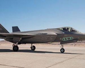 США F-35A становится носителем ядерного оружия.