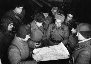 Командир 1-й гвардейской танковой бригады гвардии генерал-майор танковых войск Михаил КАТУКОВ  с командирами подразделений у карты. Московская область, зима 1941 г.