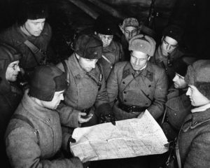 Командир 1-й гвардейской танковой бригады гвардии генерал-майор танковых войск Михаил КАТУКОВ с командирами подразделений у карты. Московская область, зима 1941 г.