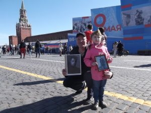 Внук фронтовика Георгий с дочерью Варей.