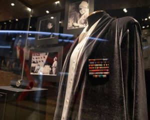 Помнить героев Отечества.