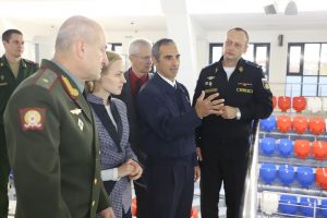 Начальник ВИФК генерал-майор Олег БОЦМАН и президент CISM полковник Эрве Пиччирилло в бассейне вуза.