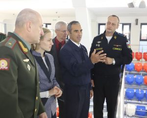 Начальник ВИФК генерал-майор Олег БОЦМАН и президент CISM полковник Эрве Пиччирилло в бассейне вуза.