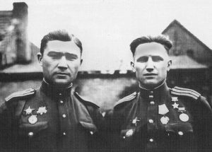 Василий Михайлович (справа), 1943 г.