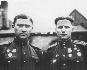 Василий Михайлович (справа), 1943 г.