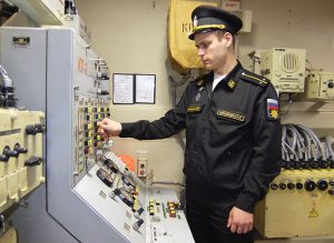 Бывший студент, а ныне командир БЧ-2 лейтенант Артём Крапивко не жалеет о своём выборе.
