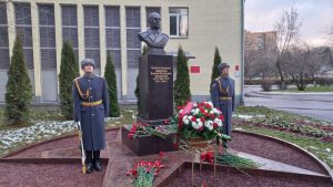Его величают «патриархом» службы горючего