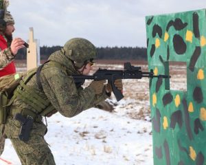 Быть точным в различных условиях боя.