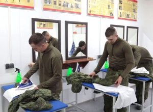 В бытовой комнате.