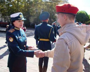 Удостоверение и значок юнармейца – из рук двукратной олимпийской чемпионки по биатлону Светланы Ишмуратовой.