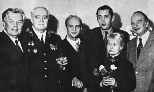 Этой фотографии, которая бережно хранится в архиве Ансамбля Александрова, почти полвека. На ней мы видим содружество композиторов и поэтов, многие годы сотрудничавших с ансамблем под руководством Бориса Александровича Александрова: Серафим Туликов, Борис Александров, Николай Добронравов, Роберт Рождественский, Александра Пахмутова, Оскар Фельцман.