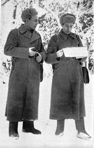 Полковник В. Полосухин (справа) и военком Г. Мартынов, декабрь 1941 г.