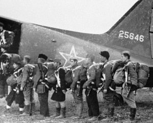 Посадка разведчиков в самолёт.