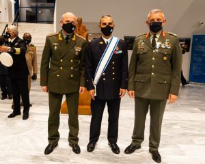 Начальник ВИФК генерал-майор Олег БОЦМАН с президентом CISM бригадным генералом Эрве ПИЧЧИРИЛЛО (посередине) и начальником генерального штаба национальной обороны Греции генералом Константиносом ФЛОРОСОМ (справа).
