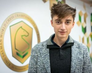 Гроссмейстер Даниил Дубов.