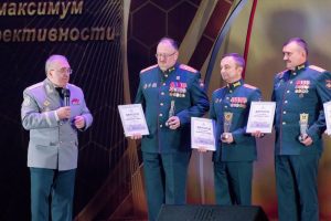 Поздравления по случаю дня войск РХБ защиты полковник медицинской службы Сергей Борисевич и его коллеги принимают от первого заместителя министра обороны Руслана Цаликова.