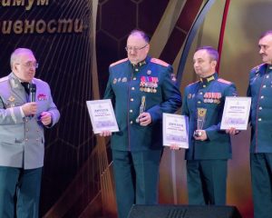 Поздравления по случаю дня войск РХБ защиты полковник медицинской службы Сергей Борисевич и его коллеги принимают от первого заместителя министра обороны Руслана Цаликова.