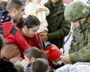 Игрушки и сладости из тёплых рук миротворцев.