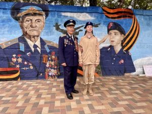 «Граффити Победы», на котором изображён участник Великой Отечественной войны Александр Пономаренко,  а рядом с ним – Анна Зарочинцева, активистка «Юнармии», появилось в Ставрополе на улице Пушкина.