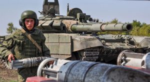 Танкист экипирован в модернизированный защитный комплект для членов экипажей боевых машин 6Б48.