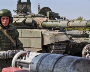 Танкист экипирован в модернизированный защитный комплект для членов экипажей боевых машин 6Б48.