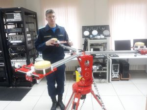 Курсант Давыд Кликно устанавливает антенну МРК на опорно-поворотный стенд.