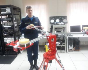Курсант Давыд Кликно устанавливает антенну МРК на опорно-поворотный стенд.