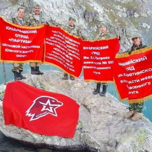 Каждый юнармейский отряд стремится развернуть свой флаг на высоте. 