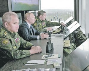 Президент Российской Федерации – Верховный Главнокомандующий Вооружёнными Силами Российской Федерации Владимир Путин, министр обороны России генерал армии Сергей Шойгу и заместители главы оборонного ведомства наблюдают за основным этапом ССУ «Запад-2021».