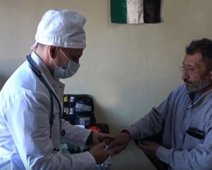 Российские военные врачи помогают сирийцам