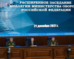 Президент РФ Владимир Путин, министр обороны РФ генерал армии Сергей Шойгу и начальник Генерального штаба Вооружённых Сил – первый заместитель министра обороны РФ генерал армии Валерий Герасимов на расширенном заседании Коллегии Минобороны России 21 декабря.