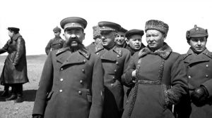 О.И. Городовиков и маршал МНР Хорлогийн Чойбалсан. (второй справа) во время поездки советской военной делегации в Монголию, 5 апреля 1941 года.