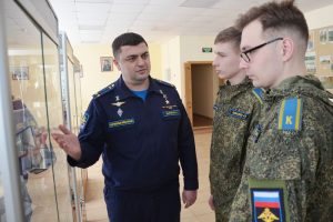 Курсанты Военно-воздушной академии с радостью общаются с подполковником Андреем Дьяченко. Для них он – пример самоотверженного служения Родине.