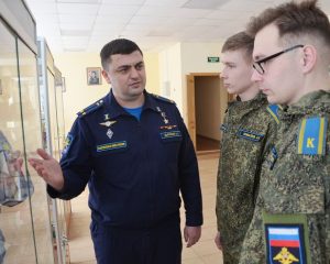 Курсанты Военно-воздушной академии с радостью общаются с подполковником Андреем Дьяченко. Для них он – пример самоотверженного служения Родине.