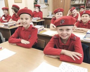 Юнармейцы демонстрируют высокую успеваемость, становясь образцом для других учащихся в дисциплине.