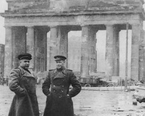 С писателем и поэтом Николаем Грибачёвым на фоне Бранденбургских ворот (3 мая 1945 года).