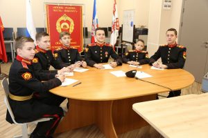 Максим (второй справа) вместе со своими товарищами.