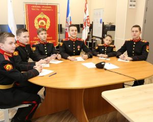 Максим (второй справа) вместе со своими товарищами.
