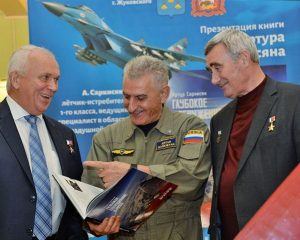 Герои России заслуженные летчики-испытатели РФ Павел Власов и Олег Щепетков с автором книги.