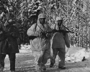 Советские войсковые разведчики в зимних маскхалатах, 1942 год.