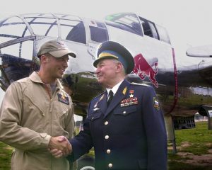 Генерал-полковник Василий Решетников и американский пилот Рейманд Райтман перед полётом на бомбардировщике B-25 на авиашоу «Летающие легенды», 13 августа 2004 год. Фото ТАСС.