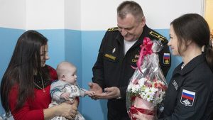 Капитан 1 ранга Сергей Кореневич в гостях у новосёлов.