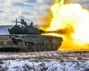 На маршах, на позициях, в учебных атаках